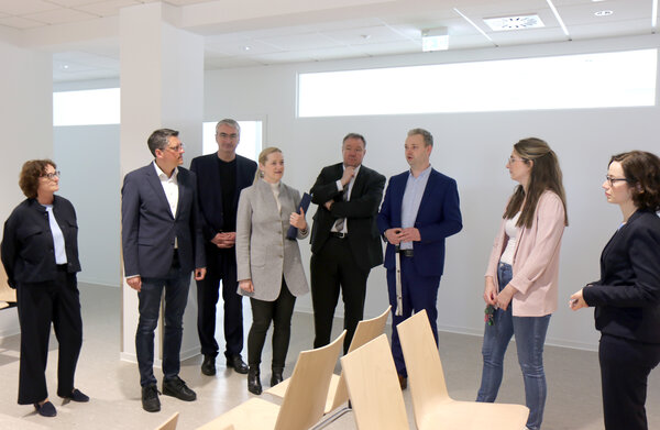 Bild vergr&ouml;&szlig;ern: Migrationsministerin Beate Meißner besuchte die Ausländerbehörde in Saalfeld.