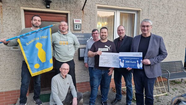 Bild vergr&ouml;&szlig;ern: Scheckübergabe an Kegelverein Leutenberg