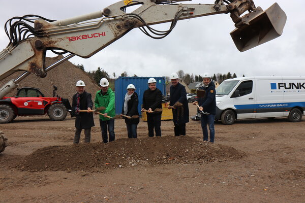 Bild vergr&ouml;&szlig;ern: Spatenstich für neuen Edekamarkt in Oberweißbach