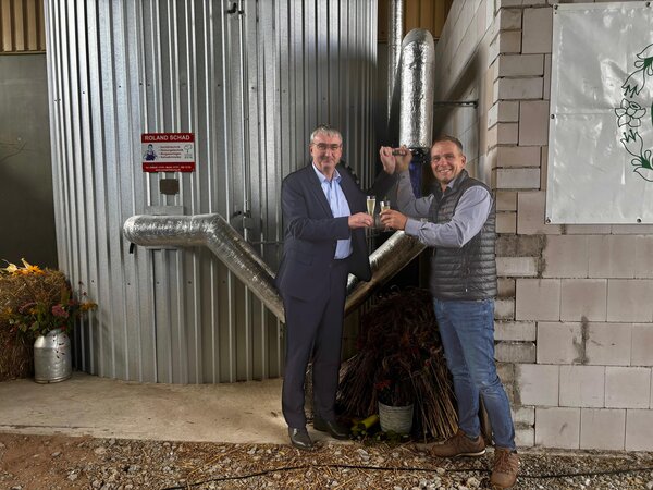 Freigabe der Nahwärmeleitung mit Landrat Marko Wolfram und einer weiteren Person.