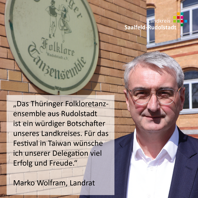 Bild vergr&ouml;&szlig;ern: Landrat wünscht Tanzensemble gute Reise