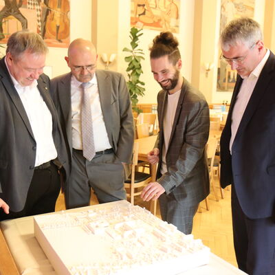 Landrat Marko Wolfram, Architekt Christian Xyländer, Geschäftsführer Dr. med. Thomas Krönert und Saalfelds Bürgermeister Dr. med. Steffen Kania sind hier am 3D-Modell zu sehen, nachdem sie zahlreiche Fragen der Interessierten beantwortet hatten.