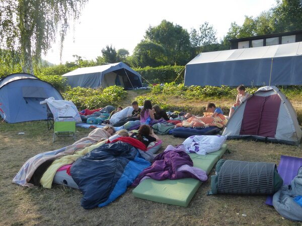 Bild vergr&ouml;&szlig;ern: Kinder und Jugendliche am Zeltplatz Hopfenmühle in Drognitz.