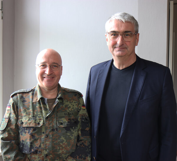 Bild vergr&ouml;&szlig;ern: Landrat Marko Wolfram mit dem Leiter des Landeskommandos Thüringen, Oberst Klaus Glaab.