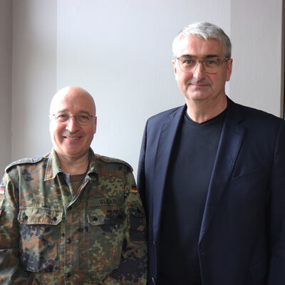 Landrat Marko Wolfram mit dem Leiter des Landeskommandos Thüringen, Oberst Klaus Glaab. 
