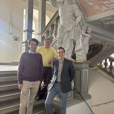 Bild vergr&ouml;&szlig;ern: 2026 PM 106 Besuch im Schloss