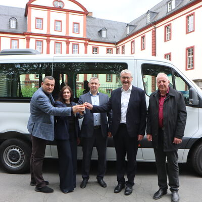 Bild vergr&ouml;&szlig;ern: Übergabe Transporter