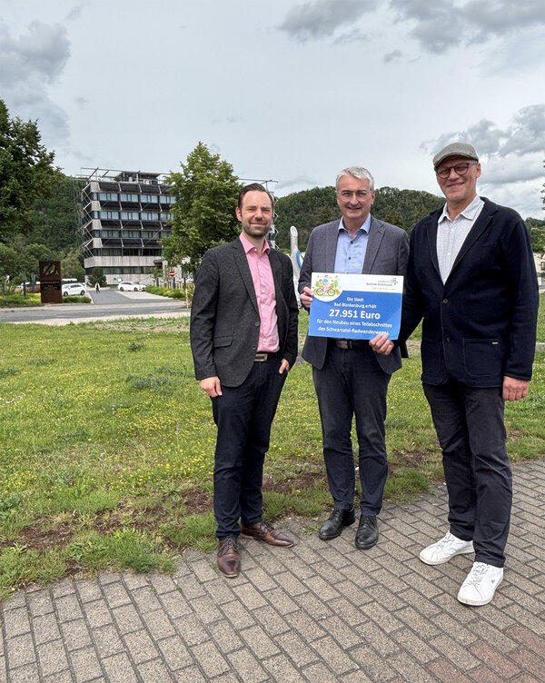 Bild vergr&ouml;&szlig;ern: Landrat Marko Wolfram übergab die Fördermittel an Bürgermeister Thomas Schubert (re.)