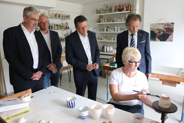 Am Dienstag, 16. Juni, besuchte Wirtschaftsstaatssekretär Mario Suckert gemeinsam mit Landtagsmitglied Maik Kowalleck, Landrat Marko Wolfram und Bürgermeister Marcel Kuhnen die traditionsreiche Porzellanmanufaktur Wagner und Apel in Lippelsdorf. 
