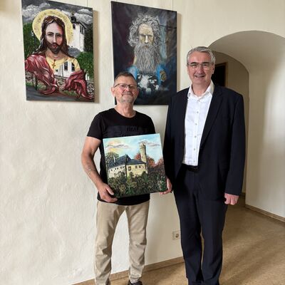 Hans-Joachim Hauke und Landrat Marko Wolfram in der Ausstellung im Saalfelder Schloss.