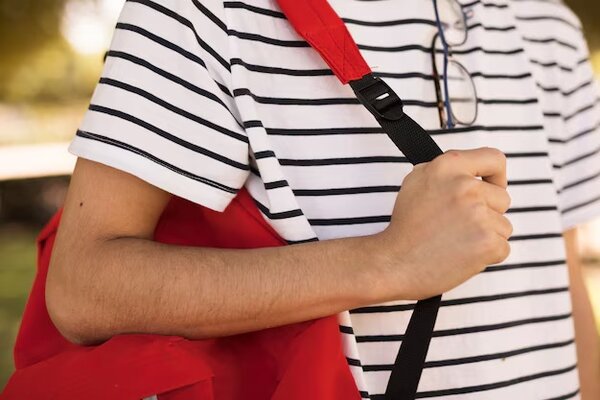 Bild vergr&ouml;&szlig;ern: Tragender Rucksack des jugendlichen Studenten auf der Schulter