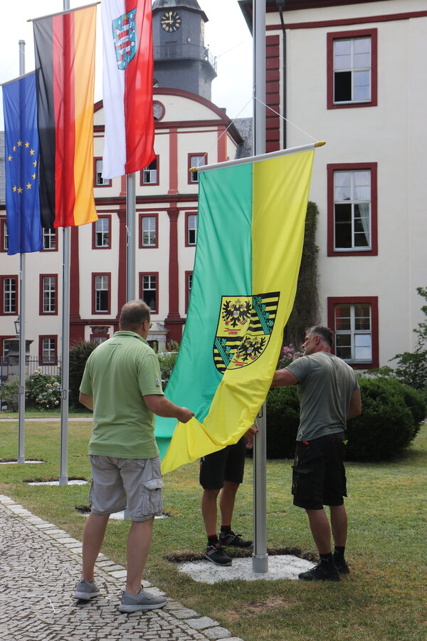 Bild vergr&ouml;&szlig;ern: Beflaggung vor dem Saalfelder Schloss.
