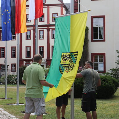 Beflaggung vor dem Saalfelder Schloss.
