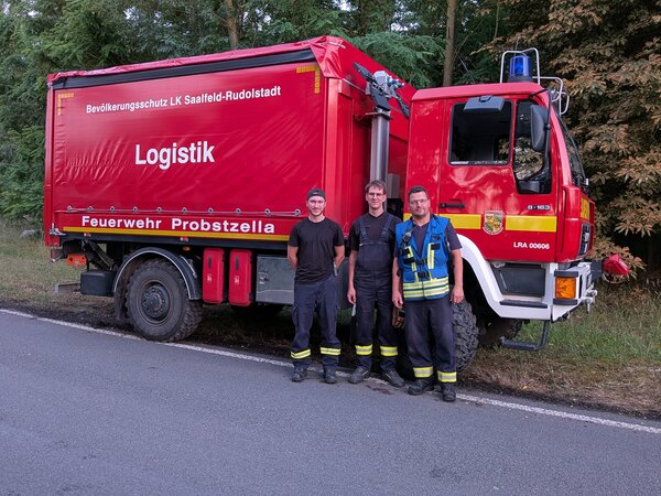 Kameraden der Feuerwehr Probstzella mit Gerätewagen-Logistik.