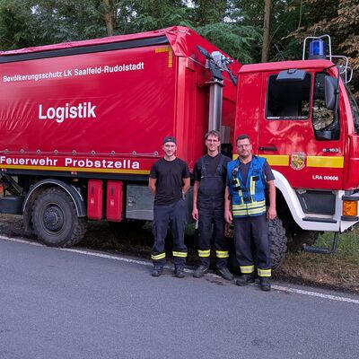 Bild vergr&ouml;&szlig;ern: Kameraden der Feuerwehr Probstzella mit Gerätewagen-Logistik.