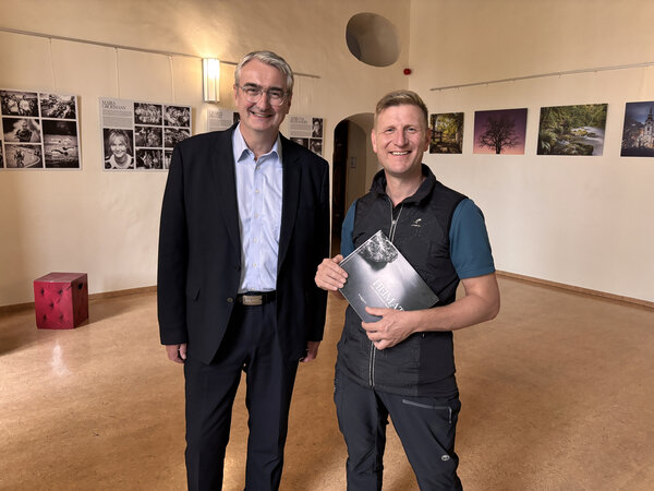 Bild vergr&ouml;&szlig;ern: Landrat Marko Wolfram (li.) mit Fotograf André Kranert