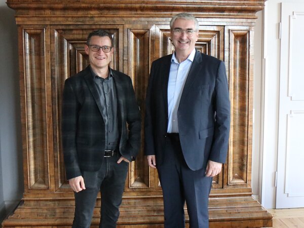 Bild vergr&ouml;&szlig;ern: Der neue Hauptgeschäftsführer der Industrie- und Handelskammer (IHK) Ostthüringen, Marcel Seyfert, stattete Landrat Marko Wolfram am Dienstag, 15. September, im Saalfelder Schloss sei-nen Antrittsbesuch ab.
