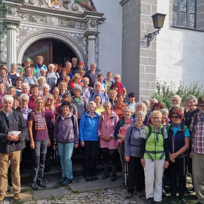 Bild vergr&ouml;&szlig;ern: Das Gruppenbild zeigt die Teilnehmerinnen und Teilnehmer der 7. Lutherwanderung vor der Stadtkirche Rudolstadt. (Foto: Doreen Kühnemund)