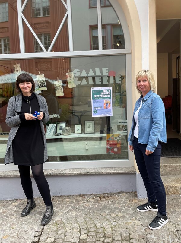 Bild vergr&ouml;&szlig;ern: Isabelle Beyer (Galeristin) und Claudia Gütter vom Kunstverein vor der Saale-Galerie.