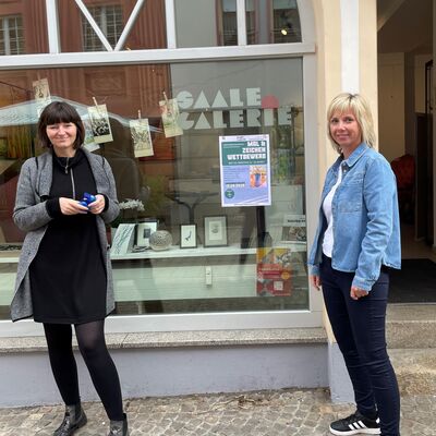 Isabelle Beyer (Galeristin) und Claudia Gütter vom Kunstverein vor der Saale-Galerie.
