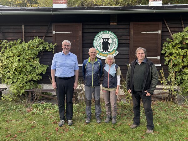 Am 5. Oktober 2026 würdigten Landrat Marko Wolfram und Gerald Slotosch, Geschäftsführer des Naturparks Thüringer Wald, das langjährige Engagement des Ehepaars Richter. 