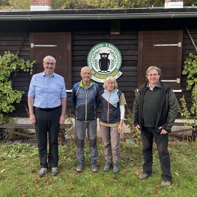 Bild vergr&ouml;&szlig;ern: Am 5. Oktober 2026 würdigten Landrat Marko Wolfram und Gerald Slotosch, Geschäftsführer des Naturparks Thüringer Wald, das langjährige Engagement des Ehepaars Richter.