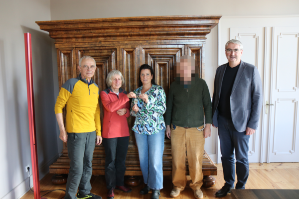 Bild vergr&ouml;&szlig;ern: Symbolische Schlüsselübergabe der Naturschutzstation im Büro des Landrates.  Vlnr: Hartmut Richter, Angelika Richter, Doreen Neupert-Hopf, Veit Exner, Landrat Marko Wolfram. Foto: Franziska Ehms