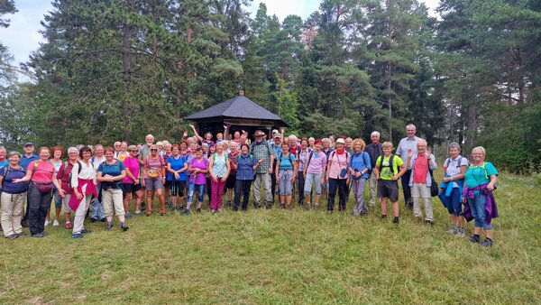 Die Teilnehmer an der Lutherwanderung 2024, die von Niederwillingen im Ilmkreis nach Paulinzella geführt hatte. Foto: Doreen Kühnemund. 