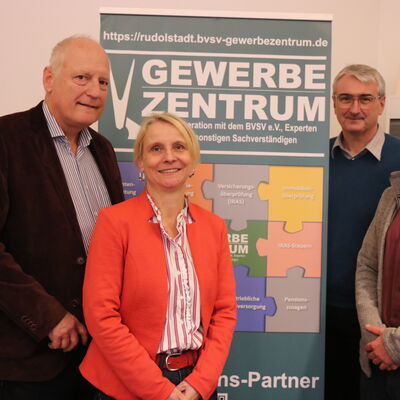 Bild vergr&ouml;&szlig;ern: 2025 PM 288 Team des Gewerbezentrums