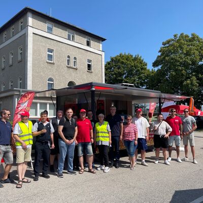 Gruppenfoto vor dem DGB Frittenmobil