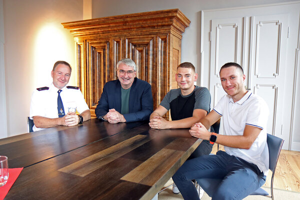 Landrat Marko Wolfram dankt Marvin Spindler und Jonas Luhn gemeinsam mit Falk Krauße. 
