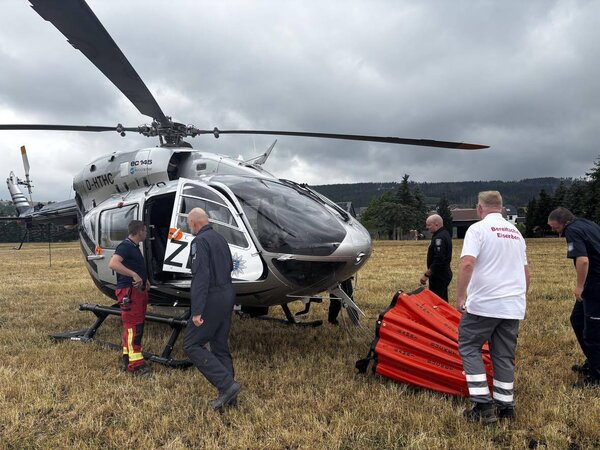 Bild vergr&ouml;&szlig;ern: Hubschrauber im Einsatz zum Löschen des Waldbrandes bei Gösselsdorf