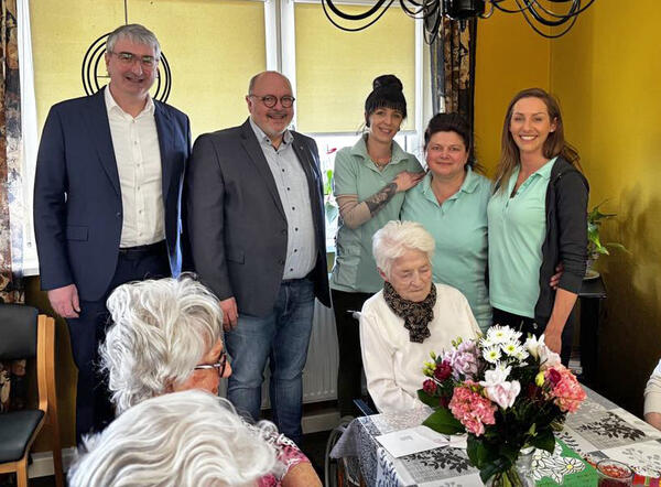 Bild vergr&ouml;&szlig;ern: Landrat Marko Wolfram und Bürgermeister Jörg Reichl gratulieren ältester Rudolstädterin zum 103. Geburtstag