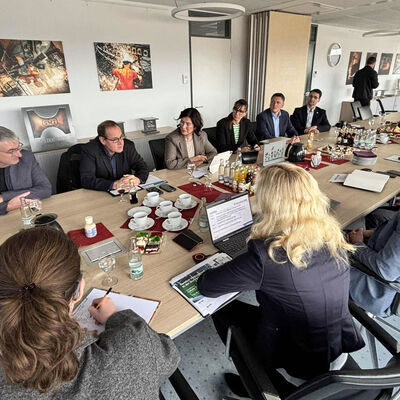 Bild vergr&ouml;&szlig;ern: SWT: Im Austausch mit dem Stahlwerk-Leitungsteam: (v.li.) Landrat Marko Wolfram, Umweltminister Tilo Kummer, Wirtschaftsministerin Colette Boos-John, Bundestagsabgeordnete Diana Herbstreuth, Landtagsabgeordneter Maik Kowalleck und Bürgermeister Andre Gölitzer.