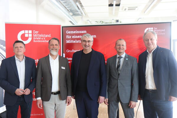 Bild vergr&ouml;&szlig;ern: Gruppenbild zum Neustart der Mittelstandsvereinigung. Im Bild (von links): MdL Maik Kowalleck, BVMW-Gebietsreferent Matthias Creutzberg, Landrat Marko Wolfram, Daniel Prauka, Vorstandsvorsitzender Saalewirtschaft e. V., Ralph Walter, Regionalleiter Thüringen Ost im BVMW.