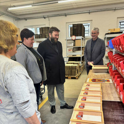 Betriebsleiterin Ines Schroth (2.v.li.) führte die beiden Besucher durch die Produktion.