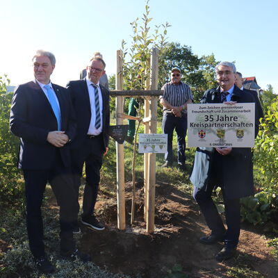 Bild vergr&ouml;&szlig;ern: Baumpflanzung am 3. Oktober