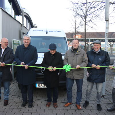 Bild vergr&ouml;&szlig;ern: Zerschneides des Bandes zum Startschuss des On-Demand-Projektes der Kombus mit Landrat Marko Wolfam und dem Landrat aus dem Saale-Orla-Kreis, Christian Herrgott.