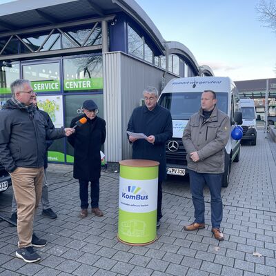 Bild vergr&ouml;&szlig;ern: Landräte Marko Wolfram und Christian Herrgott „Wir schaffen das umfangreichste Rufbusangebot Thüringens – ein echtes Vorzeigeprojekt für den ländlichen Raum.“