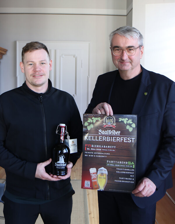 Bild vergr&ouml;&szlig;ern: Tobias Gorf vom Brauhaus Saalfeld zu Besuch beim Landrat