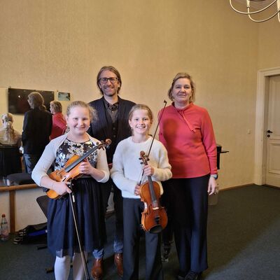 Bild vergr&ouml;&szlig;ern: Gruppe mit Geigenlehrerin Cornelia Ghita