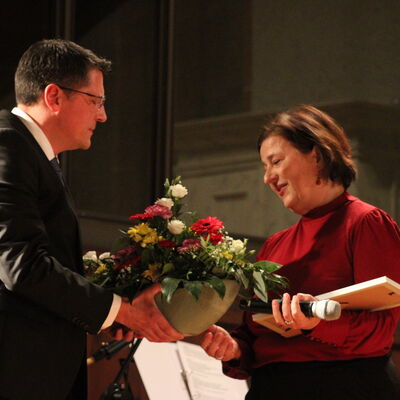 Bild vergr&ouml;&szlig;ern: Maik Kowalleck dankt Jana Witte