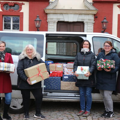 Freiwillige Päckchenpacker des Landratsamtes