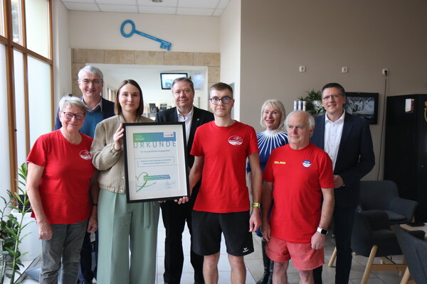 Stadtverband der DLRG erhielt 5.000 Euro für einheitliche Vereinskleidung.