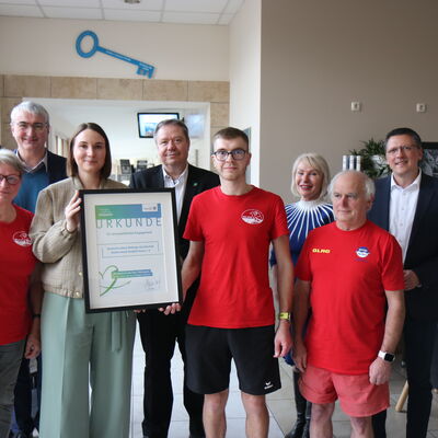 Stadtverband der DLRG erhielt 5.000 Euro für einheitliche Vereinskleidung.