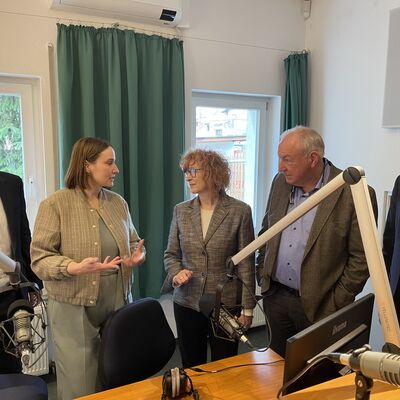 Bild vergr&ouml;&szlig;ern: Gespräch beim SRB. Vlnr: Maik Kowalleck, Ministerin Katharina Schenk, Cornelia Moersch, Mathias Moersch, Landrat Marko Wolfram