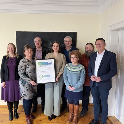 Bild vergr&ouml;&szlig;ern: In der Suptur des Kirchenkreises Rudolstadt-Saalfeld übergab Schenk 6.000 Euro für die Ausgestaltung des Ehrenamtstages am 17. Oktober an die amtierende Superintendentin Ina Winter, Christi-ane Linke, Präses der Kreissynode, den zweiten stellvertretenden Superintendenten Christian Göpke, Gemeindepädagogin Marion Weidner und Kreisjugendreferent Mario Wöckel vom Pfarrbereich Drognitz.