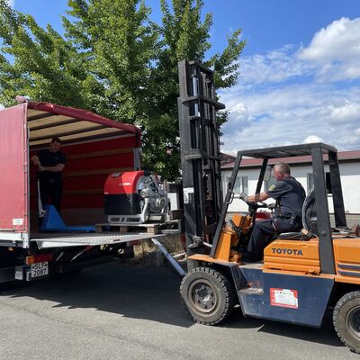 Bild vergr&ouml;&szlig;ern: Rüdiger Ludwig vom Amt für Bevölkerungsschutz verlädt Pumpen auf den Transporter der Stadt Saalfeld. (Foto: Peter Lahann)