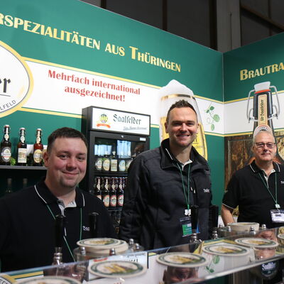 Bild vergr&ouml;&szlig;ern: Am Stand des Saalfelder Brauhauses