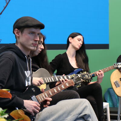 Bild vergr&ouml;&szlig;ern: Rock  mit E-Gitarren: Campfire
